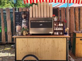 Ein Projekt aus dem Nürnberger Land: Café Yuna hat einen kleinen Handwagen als Kaffeestand ausgebaut und bietet qualitativ hochwertigen Kaffee bei Hochzeiten und anderen Events an.