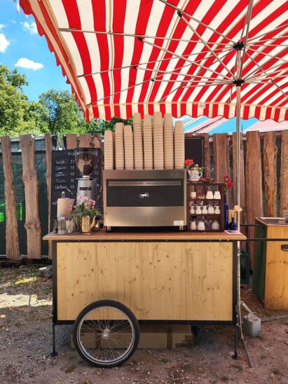 Ein Projekt aus dem Nürnberger Land: Café Yuna hat einen kleinen Handwagen als Kaffeestand ausgebaut und bietet qualitativ hochwertigen Kaffee bei Hochzeiten und anderen Events an.
