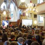 Höhepunkt der sogenannten Wertewoche war ein Gottesdienst in der Laufer Johanniskirche, den die Schüler mitgestalteten. Im Zentrum stand eine große Friedenstaube.