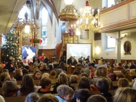 Höhepunkt der sogenannten Wertewoche war ein Gottesdienst in der Laufer Johanniskirche, den die Schüler mitgestalteten. Im Zentrum stand eine große Friedenstaube.