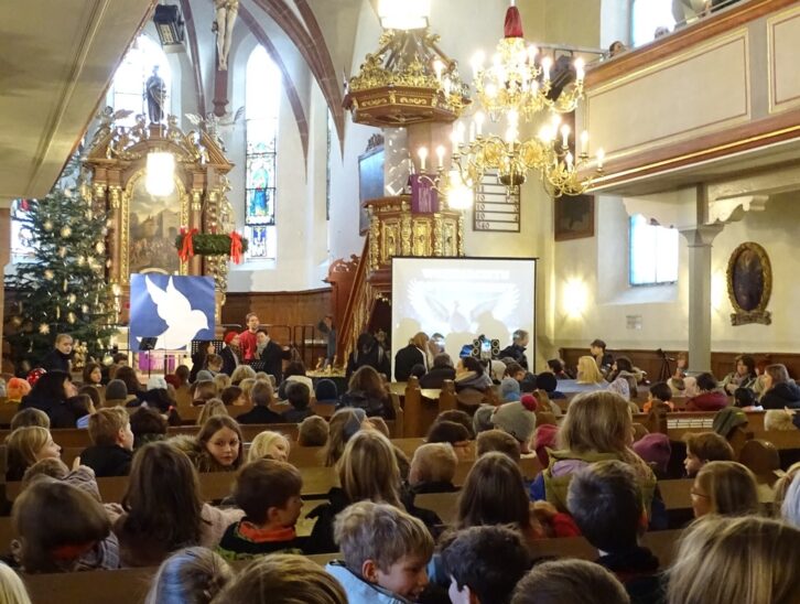 Höhepunkt der sogenannten Wertewoche war ein Gottesdienst in der Laufer Johanniskirche, den die Schüler mitgestalteten. Im Zentrum stand eine große Friedenstaube.