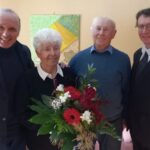 Der Dritte Bürgermeister Felix Zosel (links) sowie der stellvertretende Landrat Manfred Bachmayer (rechts) gratulierten Hildegard und Manfred Fürsattel zu ihrer Eisernen Hochzeit.