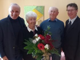 Der Dritte Bürgermeister Felix Zosel (links) sowie der stellvertretende Landrat Manfred Bachmayer (rechts) gratulierten Hildegard und Manfred Fürsattel zu ihrer Eisernen Hochzeit.