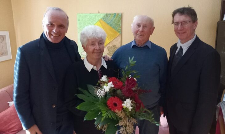 Der Dritte Bürgermeister Felix Zosel (links) sowie der stellvertretende Landrat Manfred Bachmayer (rechts) gratulierten Hildegard und Manfred Fürsattel zu ihrer Eisernen Hochzeit.