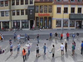 Im Sommer 2020 lud die Initiative 'Feucht ist bunt' zu einer Menschenkette. Damals für Demokratie und gegen Hass und Hetze.