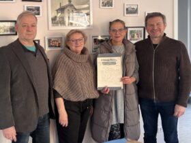 Die Leiterin der Evangelischen Kindertagesstätte Röthenbach, Katrin Di Maria (Zweite von rechts), mit Bert Nentwich, Renate Gagel und Wolfgang Gottschalk vom Geschichtsverein (von links) bei der Übergabe der Dokumente.