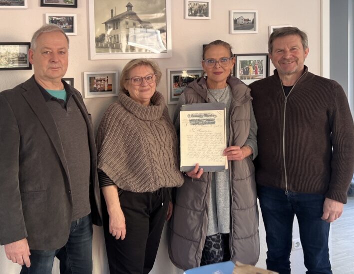 Die Leiterin der Evangelischen Kindertagesstätte Röthenbach, Katrin Di Maria (Zweite von rechts), mit Bert Nentwich, Renate Gagel und Wolfgang Gottschalk vom Geschichtsverein (von links) bei der Übergabe der Dokumente.