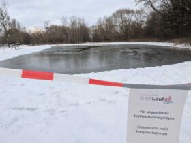 Noch hat sich keine ausreichende Eisschicht auf der Fläche an der Pegnitzwiese gebildet.