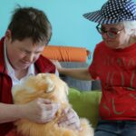 Beim Kuscheln mit KI-Katze Minka hebt sich der Gemütszustand merklich.