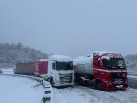 Querstehende Lastwagen sorgen aktuell für erhebliche Verkehrsbehinderungen.