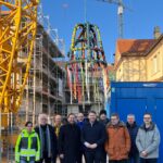 In dem Anbau (links) wird unter anderem der Aufzug untergebracht, über den dann auch der Altbau (rechts) barrierefrei erreichbar ist.