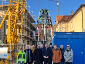 In dem Anbau (links) wird unter anderem der Aufzug untergebracht, über den dann auch der Altbau (rechts) barrierefrei erreichbar ist.