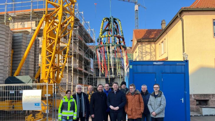 In dem Anbau (links) wird unter anderem der Aufzug untergebracht, über den dann auch der Altbau (rechts) barrierefrei erreichbar ist.