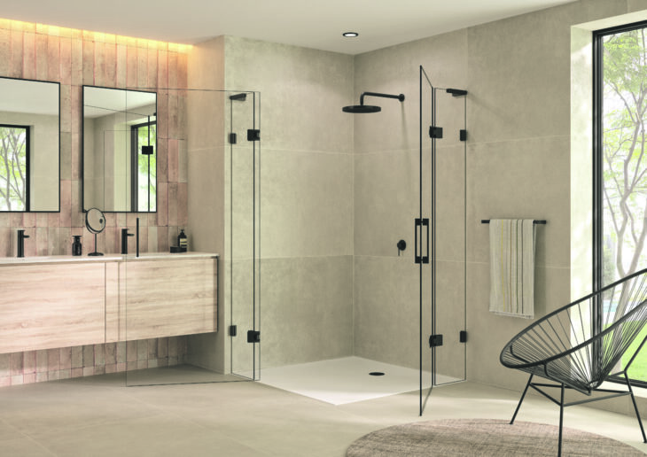 modernes Badezimmer mit offener Glas-Duschkabine