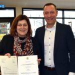 Landrat Armin Kroder überreicht Gabriele Reiser bei ihrer Verabschiedung die Entlassurkunde.