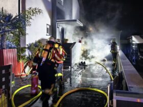 Zwei Trupps, ausgerüstet mit schwerem Atemschutz, konnten das Feuer schnell unter Kontrolle bringen.