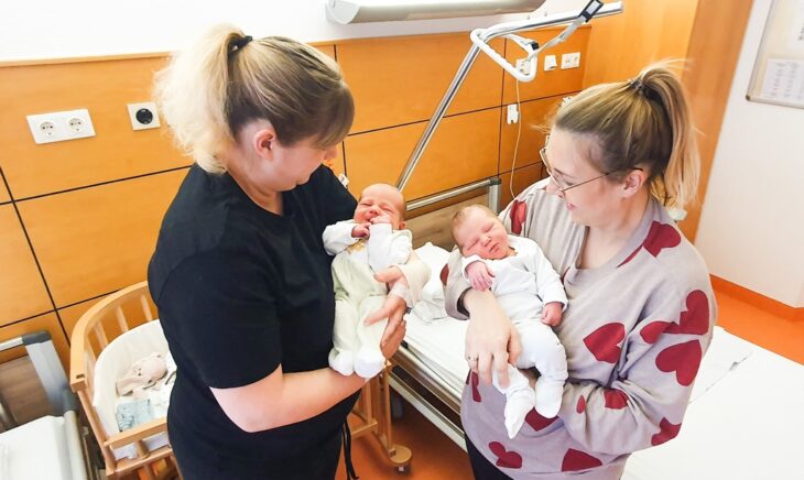 Zwei Schwestern, zwei Cousinen: Melanie Heck (links) mit Leni und Stefanie Puppa (rechts) mit Helena haben ihre Töchter mit nur einem Tag Abstand zur Welt gebracht.