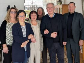 Daniela Brückner, Judit Herbst (beide von der Diakonie Unteres Pegnitztal), Jubilarin Irma Schmidt mit Tochter, Bürgermeister Klaus Hacker und Landrat Armin Kroder (von links).