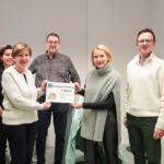 5000 Euro von der Kurlbaum-Stiftung für die neue Intensivwohngruppe im Süden des Landkreises (von links): Stiftungsvertreter Herbert Hofmann, Karina Weber, Heidi Sponsel, Alexander Körber, Projektleiterin Anne-Margret Wild, Achim Stötzner und Tino Städtler vom ASB bei der Spendenübergabe.