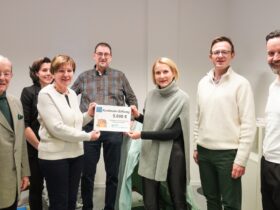 5000 Euro von der Kurlbaum-Stiftung für die neue Intensivwohngruppe im Süden des Landkreises (von links): Stiftungsvertreter Herbert Hofmann, Karina Weber, Heidi Sponsel, Alexander Körber, Projektleiterin Anne-Margret Wild, Achim Stötzner und Tino Städtler vom ASB bei der Spendenübergabe.