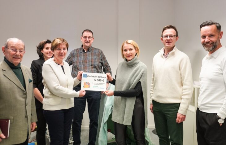 5000 Euro von der Kurlbaum-Stiftung für die neue Intensivwohngruppe im Süden des Landkreises (von links): Stiftungsvertreter Herbert Hofmann, Karina Weber, Heidi Sponsel, Alexander Körber, Projektleiterin Anne-Margret Wild, Achim Stötzner und Tino Städtler vom ASB bei der Spendenübergabe.