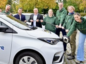Der Verein Mobishare Feucht hat seine Carsharing-Flotte erweitert: An der Reichswaldhalle steht ein zweites Fahrzeug bereit, ein elektrischer Renault Zoe.