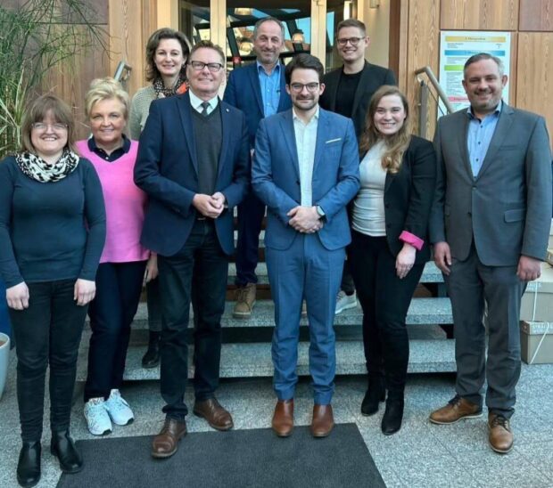Das Bild zeigt Manuel Knoll, Landesvorsitzender der Jungen Union Bayern, bei der JU im Landkreis.