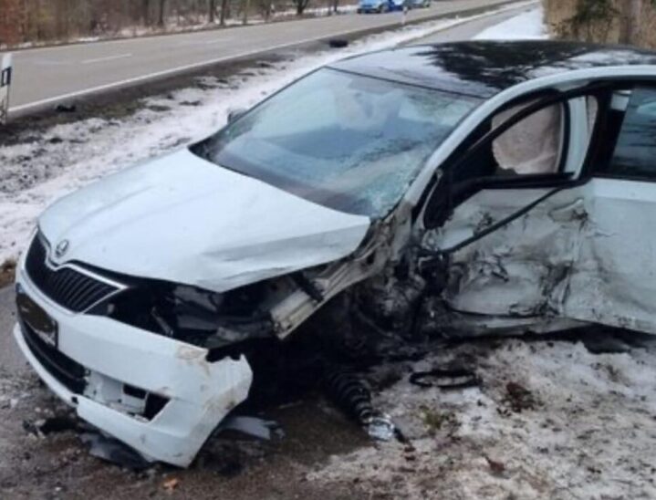 Ein 46-jähriger Skoda-Fahrer wurde beim Unfall schwer verletzt.