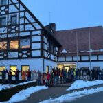 Gemeinderäte, Kandidatinnen und Kandidaten und Bürger kamen in Leinburg zu einer Menschenkette rund ums Rathaus zusammen.