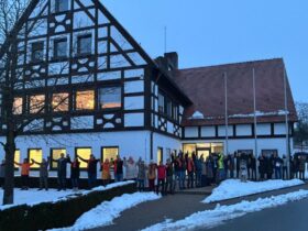 Gemeinderäte, Kandidatinnen und Kandidaten und Bürger kamen in Leinburg zu einer Menschenkette rund ums Rathaus zusammen.