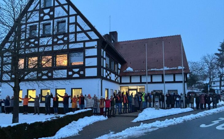 Gemeinderäte, Kandidatinnen und Kandidaten und Bürger kamen in Leinburg zu einer Menschenkette rund ums Rathaus zusammen.