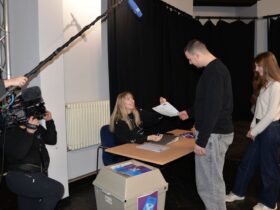 Den Auftakt der U18-Wahl im Laufer Jugendzentrum begleitete ein Team des Bayerischen Fernsehens.
