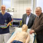 Dr. Martin Seitz, der Vorsitzende des Fördervereins des Krankenhauses, und Schatzmeister Adolf Pohl informieren sich bei Oberarzt Dr. Christian Engelen (von rechts) über die Funktionstechnik des Simulationsmonitors.