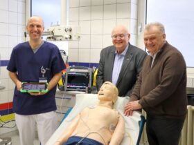 Dr. Martin Seitz, der Vorsitzende des Fördervereins des Krankenhauses, und Schatzmeister Adolf Pohl informieren sich bei Oberarzt Dr. Christian Engelen (von rechts) über die Funktionstechnik des Simulationsmonitors.