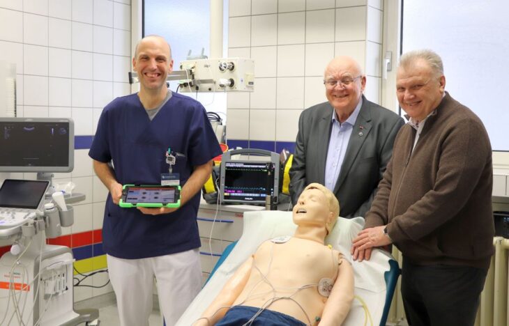 Dr. Martin Seitz, der Vorsitzende des Fördervereins des Krankenhauses, und Schatzmeister Adolf Pohl informieren sich bei Oberarzt Dr. Christian Engelen (von rechts) über die Funktionstechnik des Simulationsmonitors.