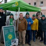 Die Altdorfer Grünen haben einen Busfahrplan zusammengestellt, den sie an einem Infostand anboten.
