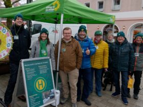 Die Altdorfer Grünen haben einen Busfahrplan zusammengestellt, den sie an einem Infostand anboten.