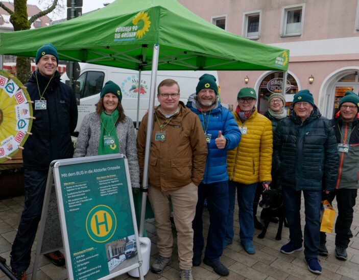 Die Altdorfer Grünen haben einen Busfahrplan zusammengestellt, den sie an einem Infostand anboten.