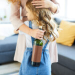 In Deutschland wachsen laut einer Pressemitteilung der Behörde Schätzungen zufolge über drei Millionen Kinder mit mindestens einem suchtkranken Elternteil auf.