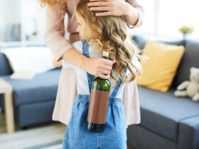 In Deutschland wachsen laut einer Pressemitteilung der Behörde Schätzungen zufolge über drei Millionen Kinder mit mindestens einem suchtkranken Elternteil auf.