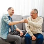 Brücken bauen zwischen Generationen: Mit ihrer Quartiersarbeit möchte die Caritas den Zusammenhalt in der Gesellschaft stärken.