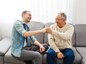 Brücken bauen zwischen Generationen: Mit ihrer Quartiersarbeit möchte die Caritas den Zusammenhalt in der Gesellschaft stärken.