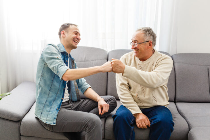 Brücken bauen zwischen Generationen: Mit ihrer Quartiersarbeit möchte die Caritas den Zusammenhalt in der Gesellschaft stärken.