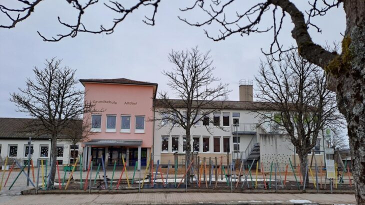 An der Altdorfer Grundschule müssen mehrere Bäume für den bevorstehenden Neubau weichen.