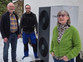 Außeneinheit der Wärmepumpe mit Familie Kreutzer und Jens Ammon