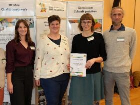Die inklusive Streuobstwiese der Rummelsberger Diakonie ist nun Netzwerkpartnerin im Qualitätsnetzwerk BNE Bayern. Darüber freuen sich: Ralph Eichenseher (Leitung Fachbereich Autismus), Projektleitung Alina Stampfl, Projektmitarbeiterin Heike Reinhold und Sonja Kreil vom Bayerischen Umweltministerium (von rechts).