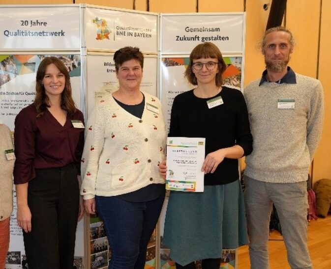 Die inklusive Streuobstwiese der Rummelsberger Diakonie ist nun Netzwerkpartnerin im Qualitätsnetzwerk BNE Bayern. Darüber freuen sich: Ralph Eichenseher (Leitung Fachbereich Autismus), Projektleitung Alina Stampfl, Projektmitarbeiterin Heike Reinhold und Sonja Kreil vom Bayerischen Umweltministerium (von rechts).