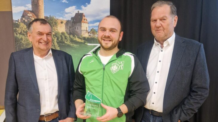 Burgthanns Sportler des Jahres 2025 Udo Högner (Mitte) mit Zweitem Bürgermeister Günther Nedvidek (links) und Erstem Bürgermeister Heinz Meyer.