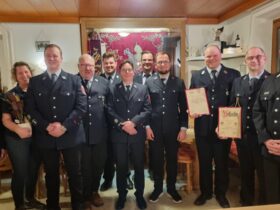 Das Bild zeigt (Von links) Bürgermeister Josef Springer, Irmgard Buchfelder, Maximilian Koch, Markus Dotzler, Andreas Schreg, Gerd Langfritz, Daniel Wittmann, Marcel Wittmann, Florian Dotzler, Florian Webert und Thomas Kulacz.