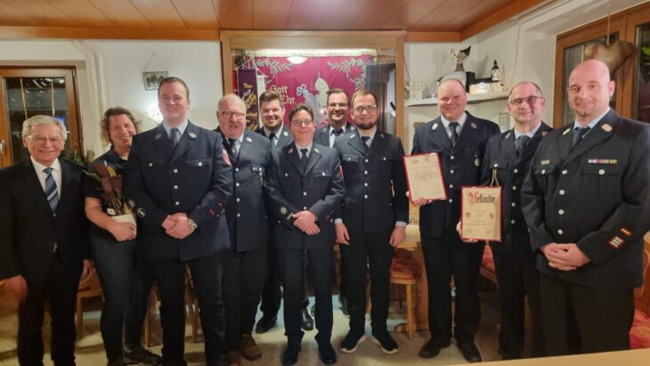 Das Bild zeigt (Von links) Bürgermeister Josef Springer, Irmgard Buchfelder, Maximilian Koch, Markus Dotzler, Andreas Schreg, Gerd Langfritz, Daniel Wittmann, Marcel Wittmann, Florian Dotzler, Florian Webert und Thomas Kulacz.